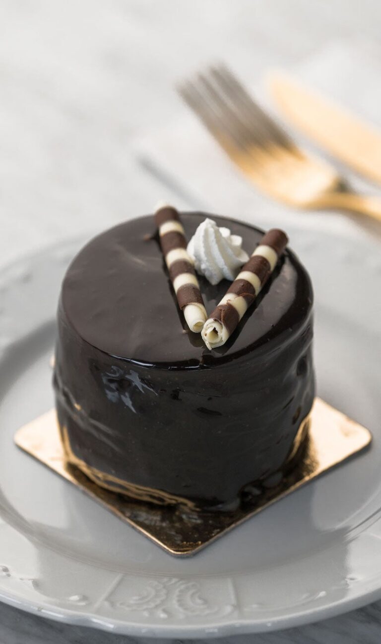 Chocolate Crumble Cake Mirror Glaze